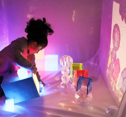 Proyector Infantil Con Mesa, Luz Y Sonido Con Accesorios