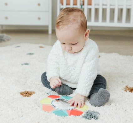 Espejo sensorial para bebés con forma de flor