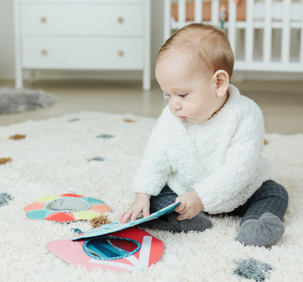 Espejo sensorial para bebés con forma de hoja